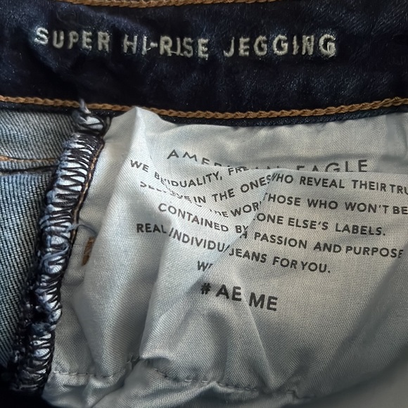 American Eagle Super Stretch Super High Rise Destroyed Denim Jegging Size 2 - Picture 7 of 8